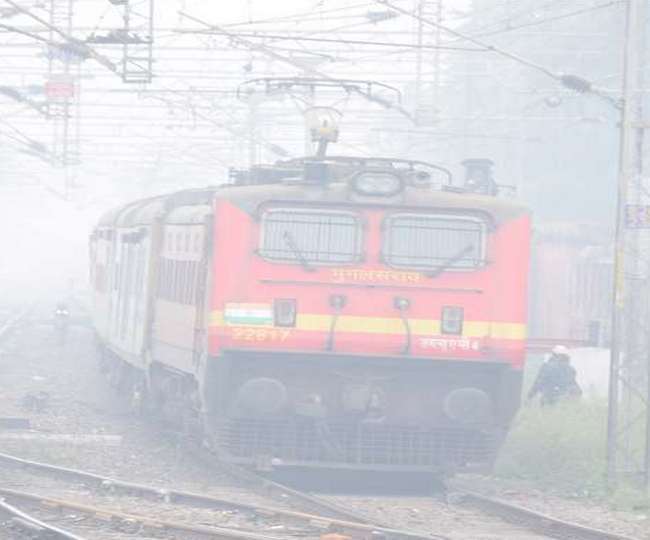 लुधियाना में काेहरे से रेल यातायात बाधित। (फाइल फाेटाे)