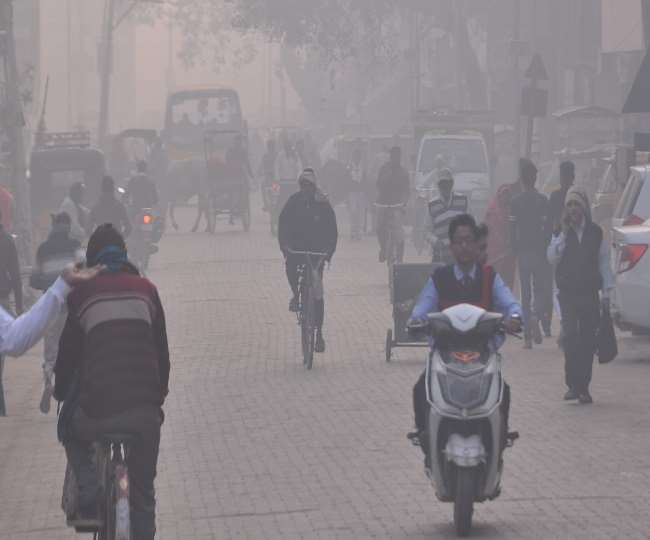 Weather in Agra Today: आगरा में रविवार सुबह बादल और धुंध छाए हुए हैं।
