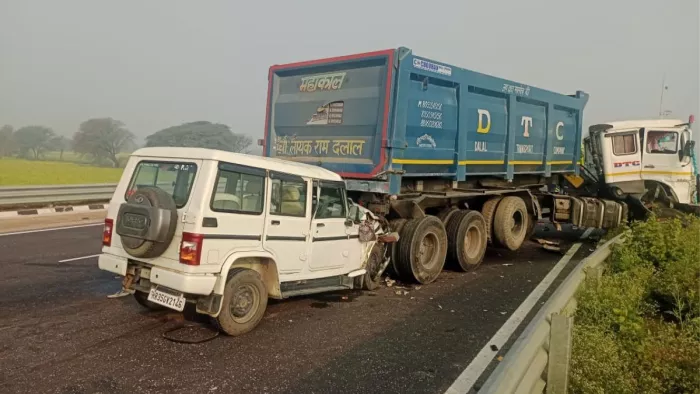 ट्राले से टकराई पुलिस की बोलेरो गाड़ी, एक पुलिसकर्मी की मौत, दो आरोपितों सहित छह घायल