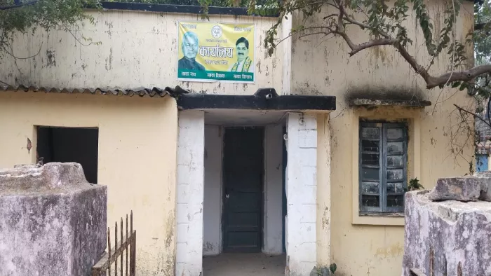 कर्मचारियों के लिए बने आवासों में राजनीतिक दलों का अवैध कब्जा