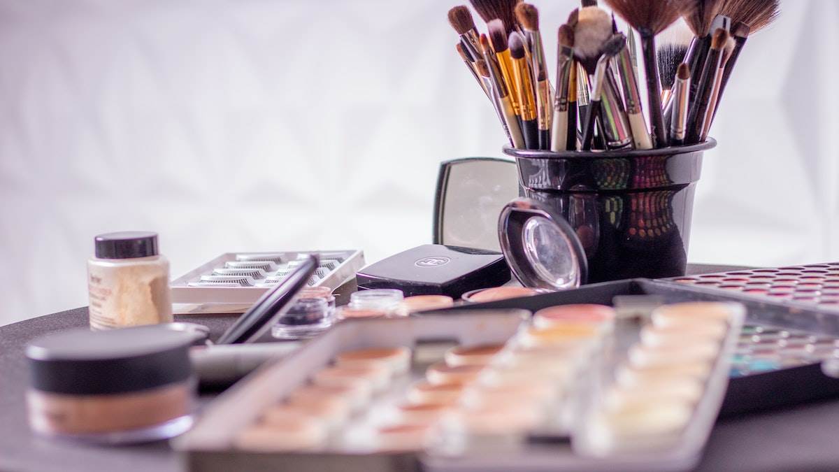 Bridal Makeup Products: दुल्हन की खूबसूरती में लगेंगे चार चांद, ब्यूटी पार्लर जाने का झंझट भी होगा दूर