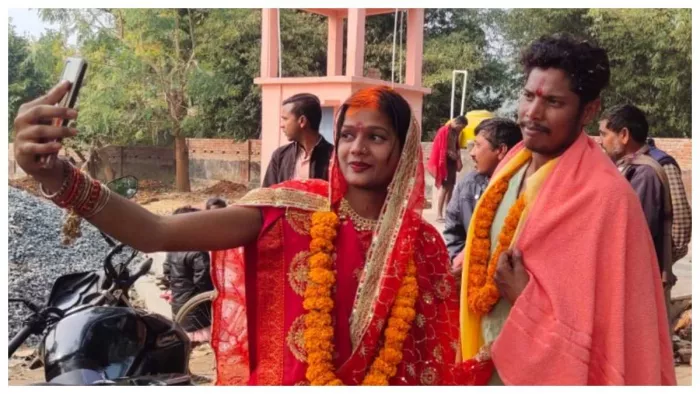 धनबाद, राजगंज में शादी के बाद अपने पति के साथ सेल्फी लेती युवती; फोटो- जागरण