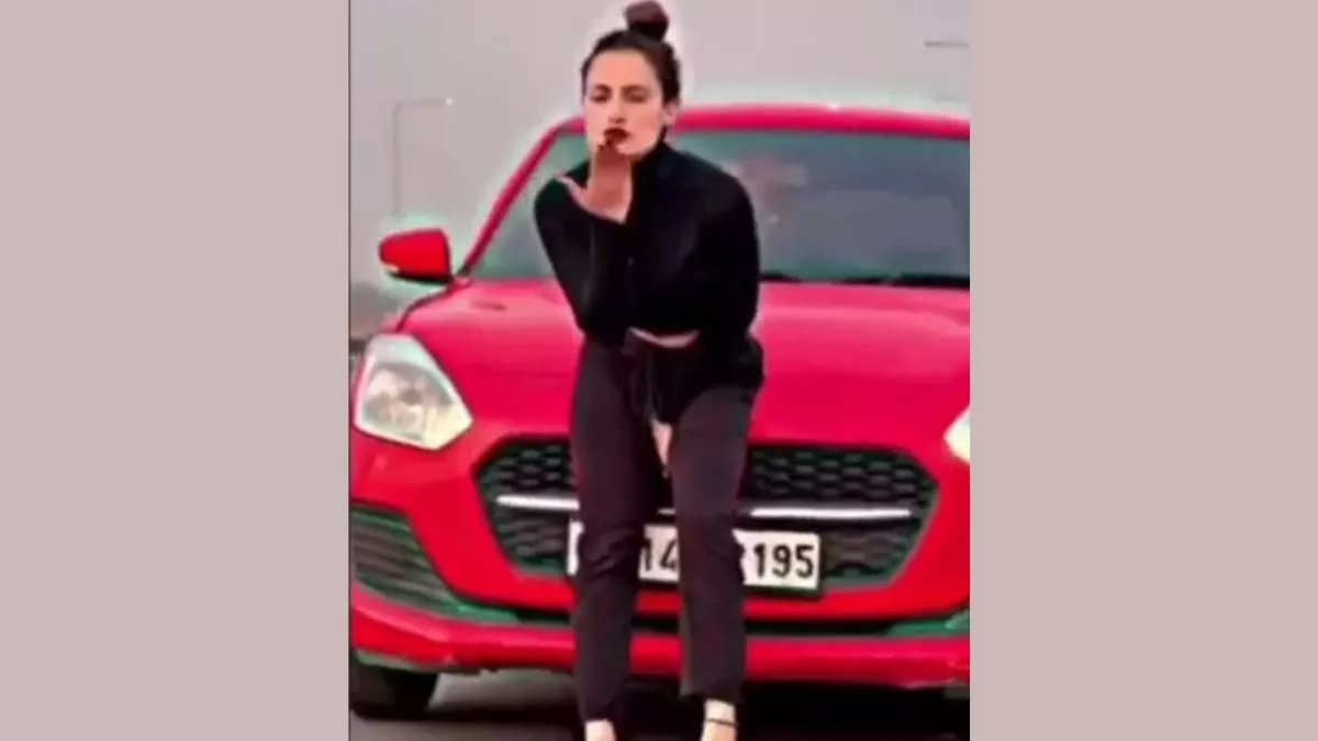 VIDEO: गाजियाबाद की एलिवेटेड रोड पर कार खड़ी कर युवती ने बनाई रील, कटा 17 हजार का चालान