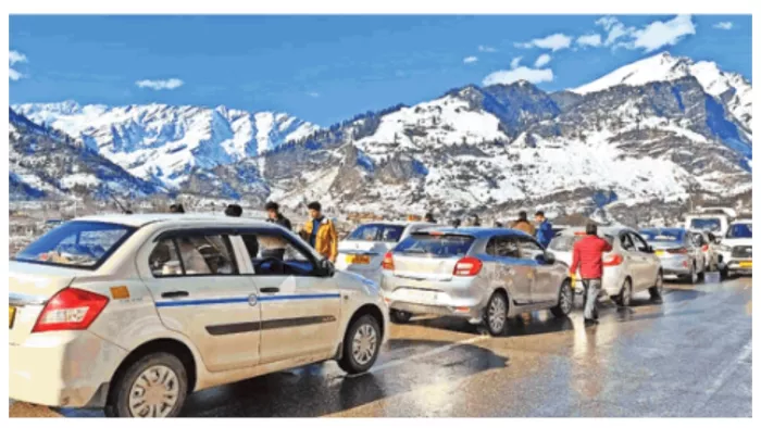 मनाली से सोलंगनाला जाने से रोके जाने के बाद जाम में फंसे पर्यटकों के वाहन