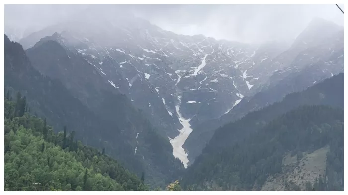 भारी हिमपात के कारण लाहुल घाटी अभी पर्यटकों के लिए बंद रहेगी।