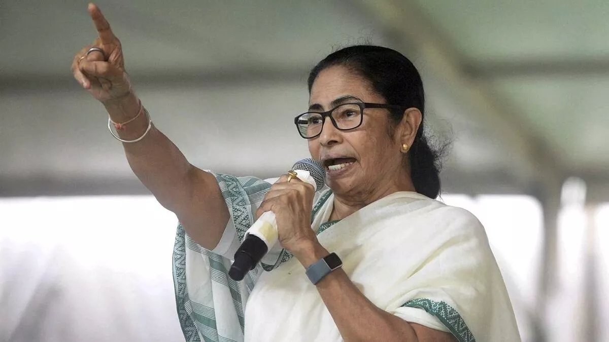 Kolkata: केंद्र सरकार पर ममता बनर्जी का सियासी वार, कहा- 'हमारा सब कुछ ले लो लेकिन देश मत बेचो'