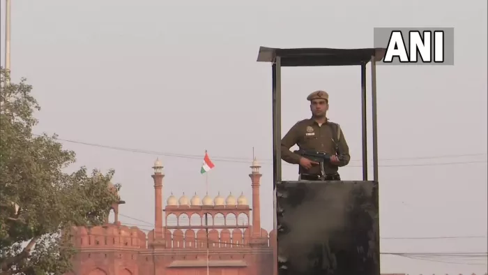 दिल्ली में हाई अलर्ट, होटल और गेस्ट हाउस जाकर पुलिस ने की जांच; लाल किले की बढ़ाई सुरक्षा