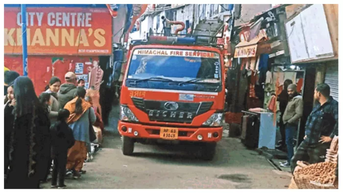 शिमला के लोअर बाजार से गुजरता अग्निशमन विभाग का वाहन