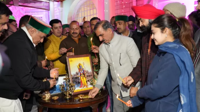 मुख्यमंत्री सुखविंदर सिंह सुक्खू ने अपने सरकारी आवास 'ओक ओवर' पर दीपक जलाते हुए