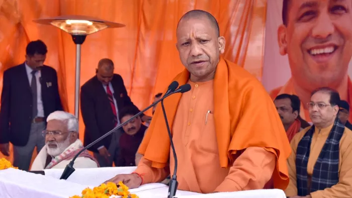 नेताजी सुभाष चंद्र बोस की 128वीं जयंती पर बोलते सीएम योगी।