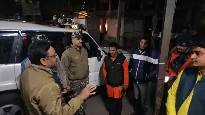 गिरिडीह में मारपीट की घटना के बाद सदर अस्पताल में घटना के बारे में जानकारी लेते एसपी दीपक कुमार शर्मा।