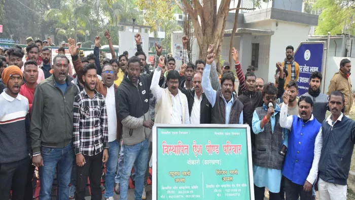 विस्थापित ऐश पौंड परिवार के बैनरतले विस्थापितों ने किया नगर सेवा भवन का घेराव।