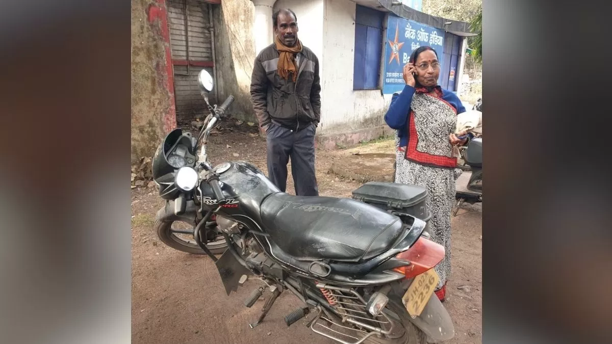 Jharkhand News: BOI गिद्दी के बाहर खड़ी बाइक की डिक्की तोड़ 89 हजार रुपये उड़ा ले गए चोर, बैंक से पैसे निकाल शौच के लिए गया था पीड़ित
