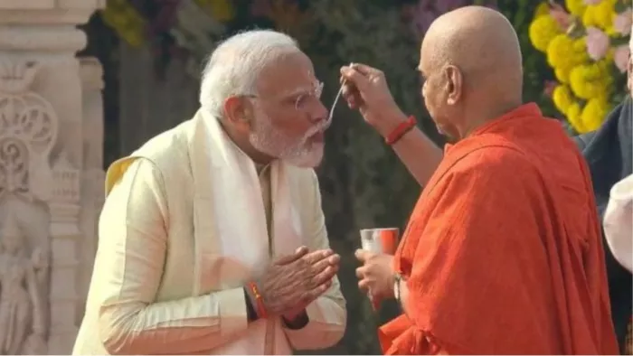 गोविंद गिरी महाराज ने पीएम मोदी को चरणामृत पिलाकर उनका व्रत खुलवाया था।