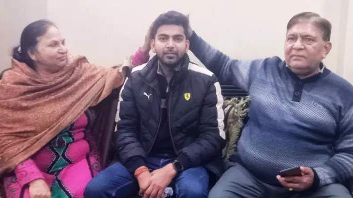 किराना स्टोर चलाने वाले का बेटा बना अफसर… PCS परीक्षा में किया यूपी टॉप।