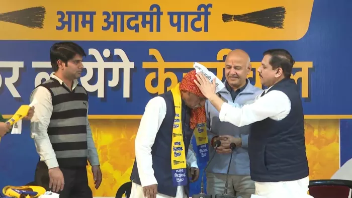 बीजेपी के कई नेता और कार्यकर्ताओं ने आप की सदस्यता ग्रहण की।
