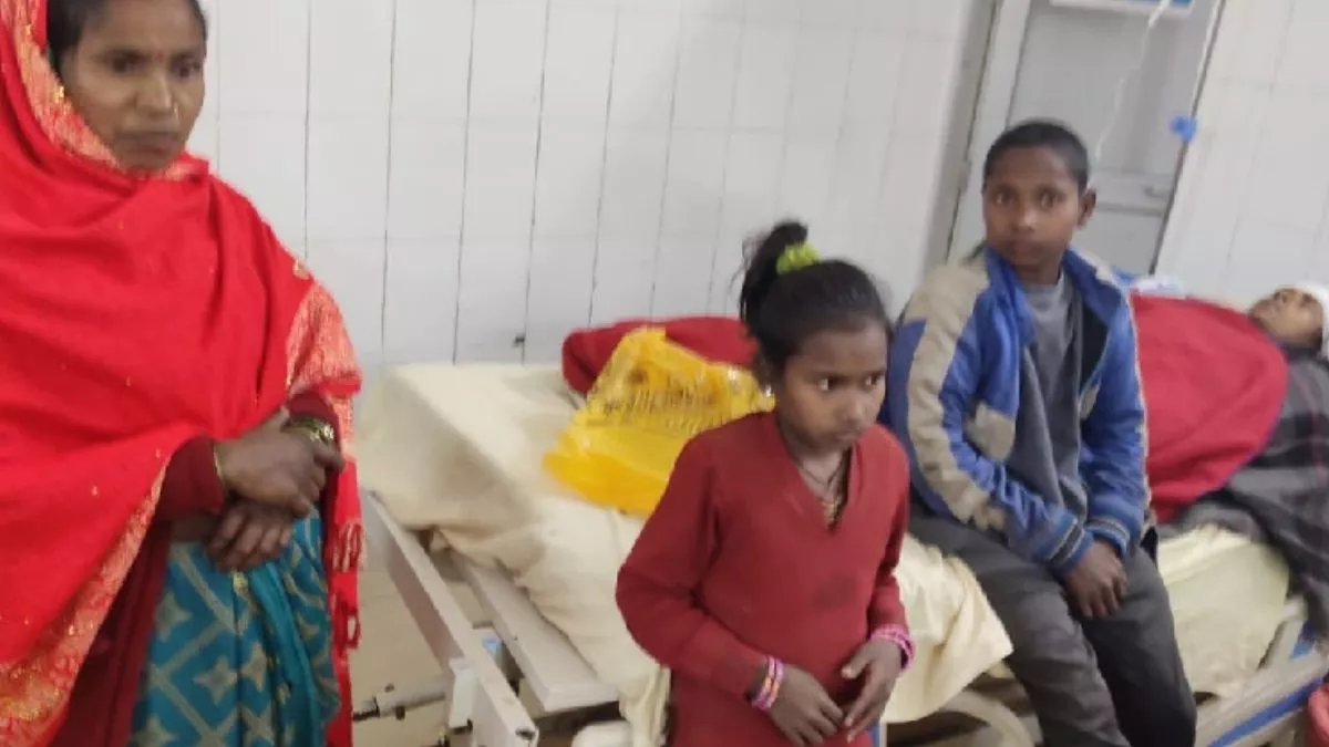 पुलिस के दरवाजा तोड़ते ही दबा दिया गला... नशेड़ी पिता ने की दुधमुंही बच्ची की हत्या, पत्नी को मारी कुल्हाड़ी