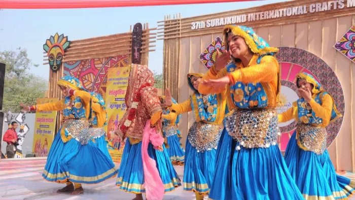 वर्ष 2024 में मेले की मुख्य चौपाल पर सांस्कृतिक कार्यक्रम प्रस्तुत करती हुई कलाकाार। जागरण आर्काइव