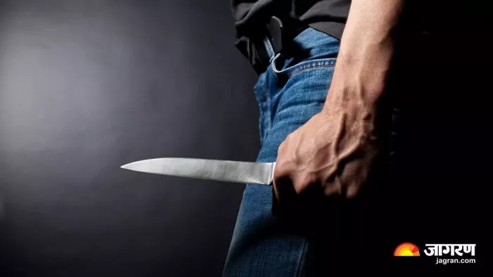 चाकू मारने का आरोप, युवक के ही तीन से चार दोस्तों पर है। प्रतीकात्मक फोटो
