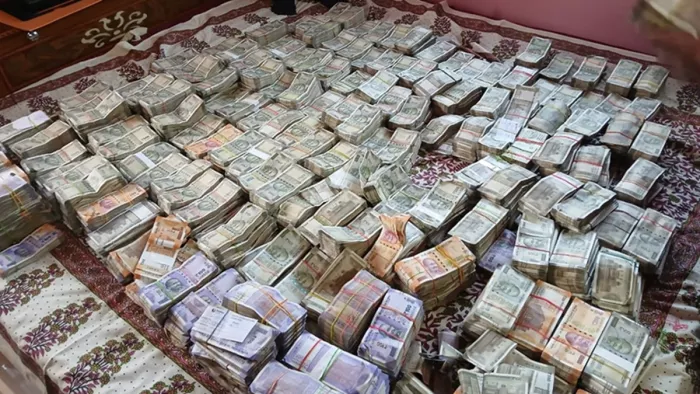 पश्चिम चंपारण के डीईओ के घर मिले 50 लाख से अधिक कैश (जागरण)