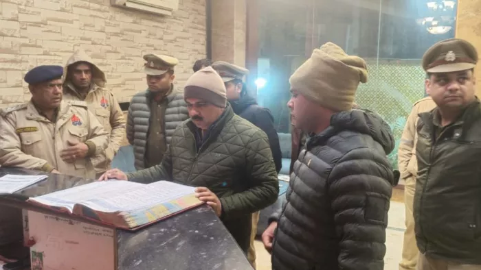 होटल में रजिस्टर की जांच करते पुलिसकर्मी। जागरण फोटो