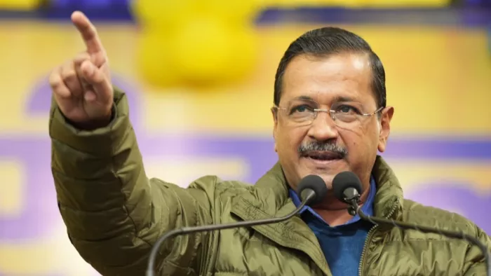केजरीवाल ने गाड़ी पर हमला कराए जाने का लगाया आरोप।