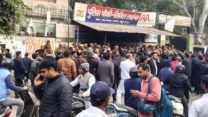 पुलिसकर्मी ने वकील को मारा थप्पड़, आक्रोशित वकीलों ने सिविल लाइन चौकी घेरा