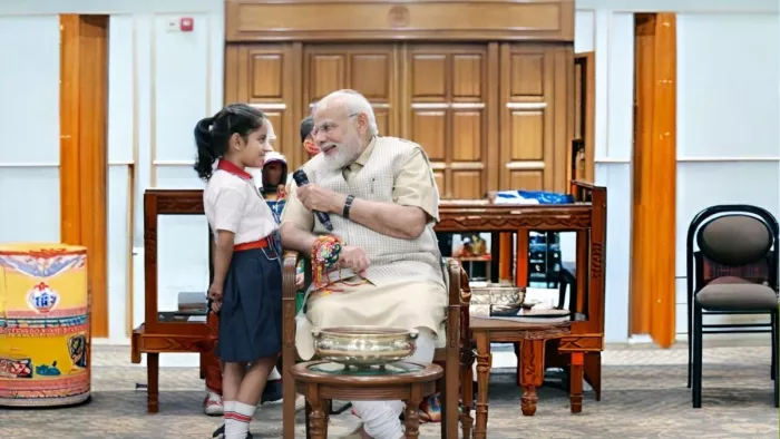 सिंदरी की गीतांशी से बात करते पीएम मोदी।