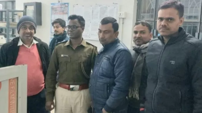 नगर उंटारी रेलवे स्टेशन में पूछताछ करते थाना प्रभारी आदित्य कुमार नायक। (फोटो जागरण)