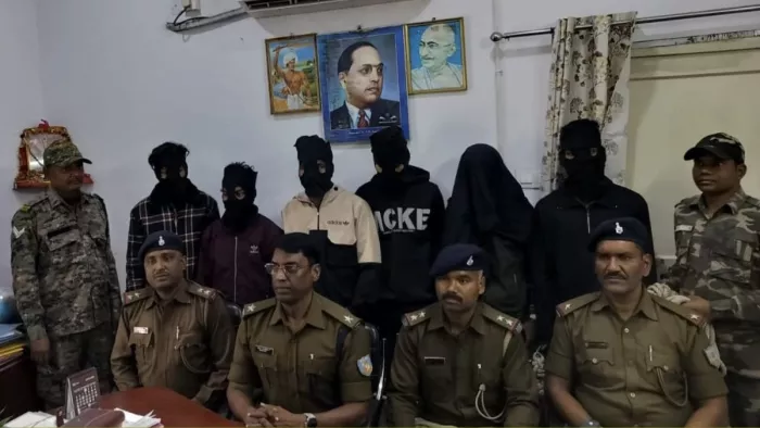 पुलिस की गिरफ्त में लूट एवं मर्डर के छह आरोपी। (फोटो जागरण)