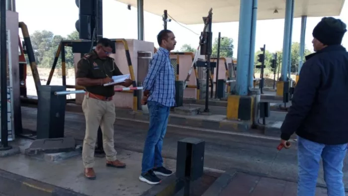 एनएच 135 पर अतरैला शिवगुलाम गांव स्थित टोल प्लाजा पर एसटीएफ की छापामारी के बाद जांच करती लालगंज पुलिस। जागरण