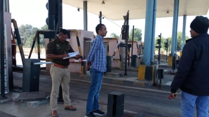 हलिया के एनएच-135 पर अतरैला शिवगुलाम गांव स्थित टोल प्लाजा पर एसटीएफ की छापामारी के बाद जांच करती लालगंज पुलिस।-जागरण।
