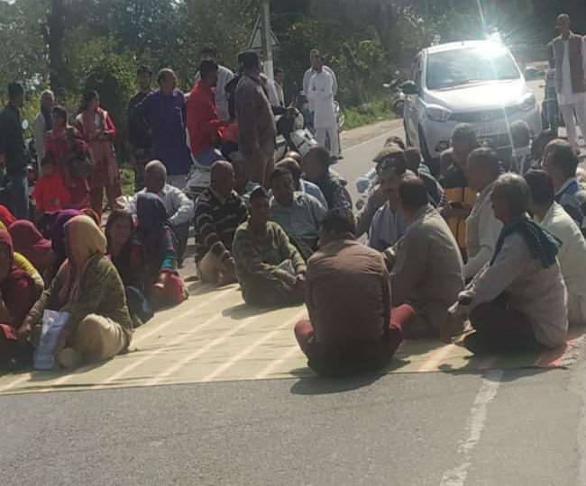 दियोली सहकारी सभा के खाताधारकों ने गगरेट-दौलतपुर सड़क पर चक्का जाम कर किया प्रदर्शन