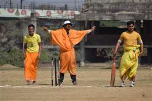 संपूर्णानंद संस्कृत महाविद्यालय में क्रिकेट मैच के दौरान वाइड का इशारा करता अंपायर। जागरण आर्काइव