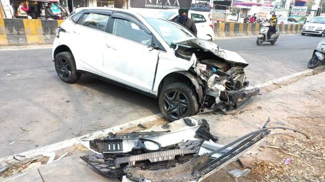 डिवाइडर से टकराकर चकनाचूर हुई कार, घायलों की हालत नाजुक