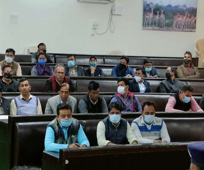 एनएचएआइ के अधिकारियों ने गड्ढों को भरवाने के लिए काम शुरू करा दिया।