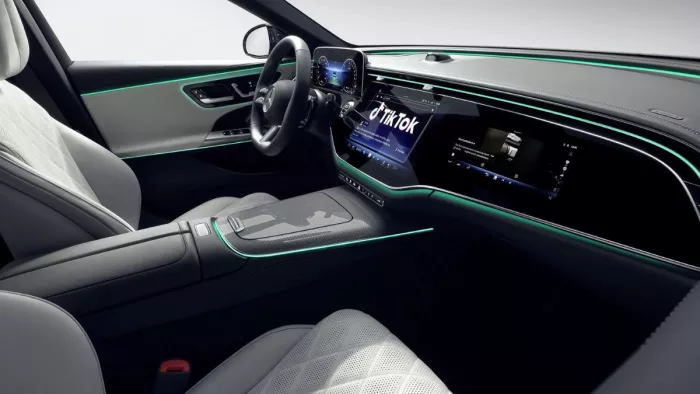 2024 Mercedes E-Class में TikTok का मजा