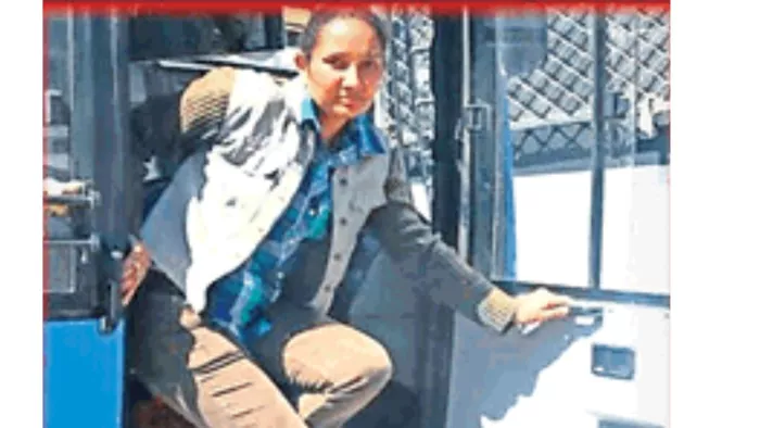 हिमाचल पथ परिवहन निगम (एचआरटीसी) की पहली महिला बस चालक सीमा ठाकुर।
