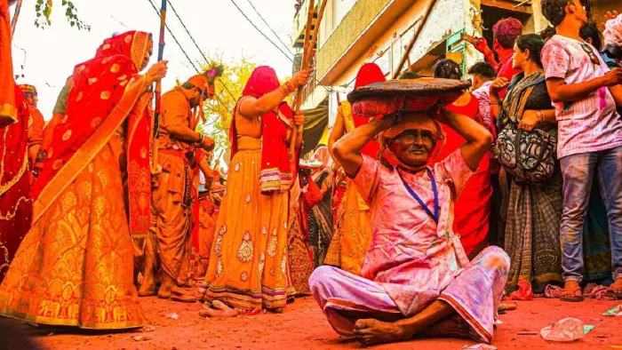 Lathmar Holi 2023: बरसाने में कब खेली जाएगी लट्ठमार होली? जानिए सही तिथि और इतिहास