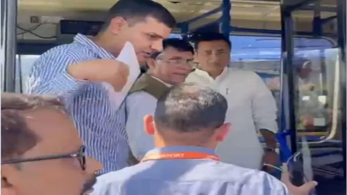 कांग्रेस नेता पवन खेड़ा को दिल्ली में फ्लाइट से उतारा गया