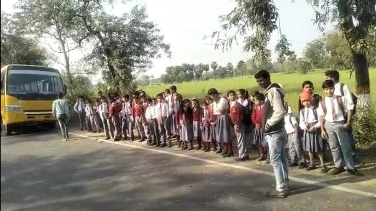 नवादा के पकरीबरावां थानाक्षेत्र में कचना मोड़ के समीप सुबह एक स्कूल बस हादसे का शिकार हो गई।