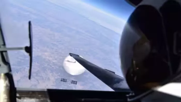 Chinese Spy Balloon गुब्बारा मार गिराने से पहले पायलट ने एक सेल्फी भी ली थी।