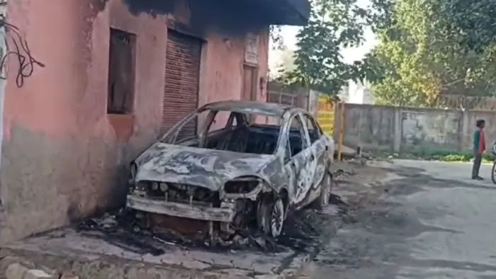 घरों के बाहर खड़े आधा दर्जन वाहनों में आगजनी, CCTV में नजर आया संदिग्ध