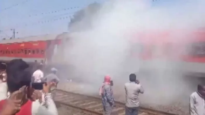 हावड़ा से दिल्ली जा रही दुरंतो एक्सप्रेस से अचानक निकला धुआं