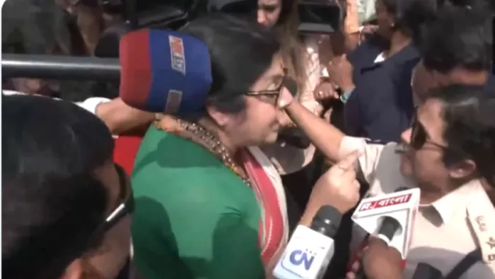 पुलिस हिरासत में भाजपा सांसद लॉकेट चटर्जी