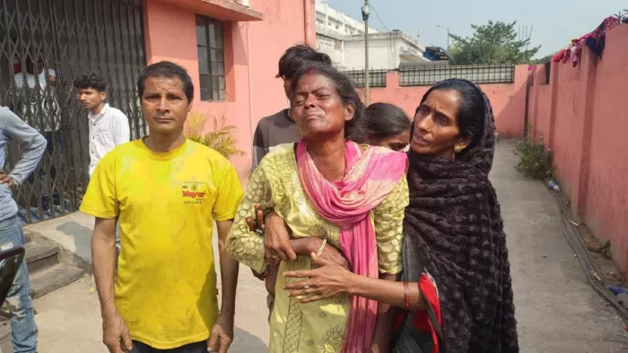 पोस्टमार्टम हाउस के बाहर अनिकेत के रोते-बिलखते परिजन।