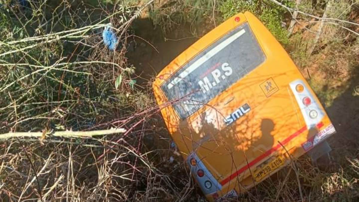 banjar road accident school bus fell into 50 meter ditch in ghiyagi of kullu
