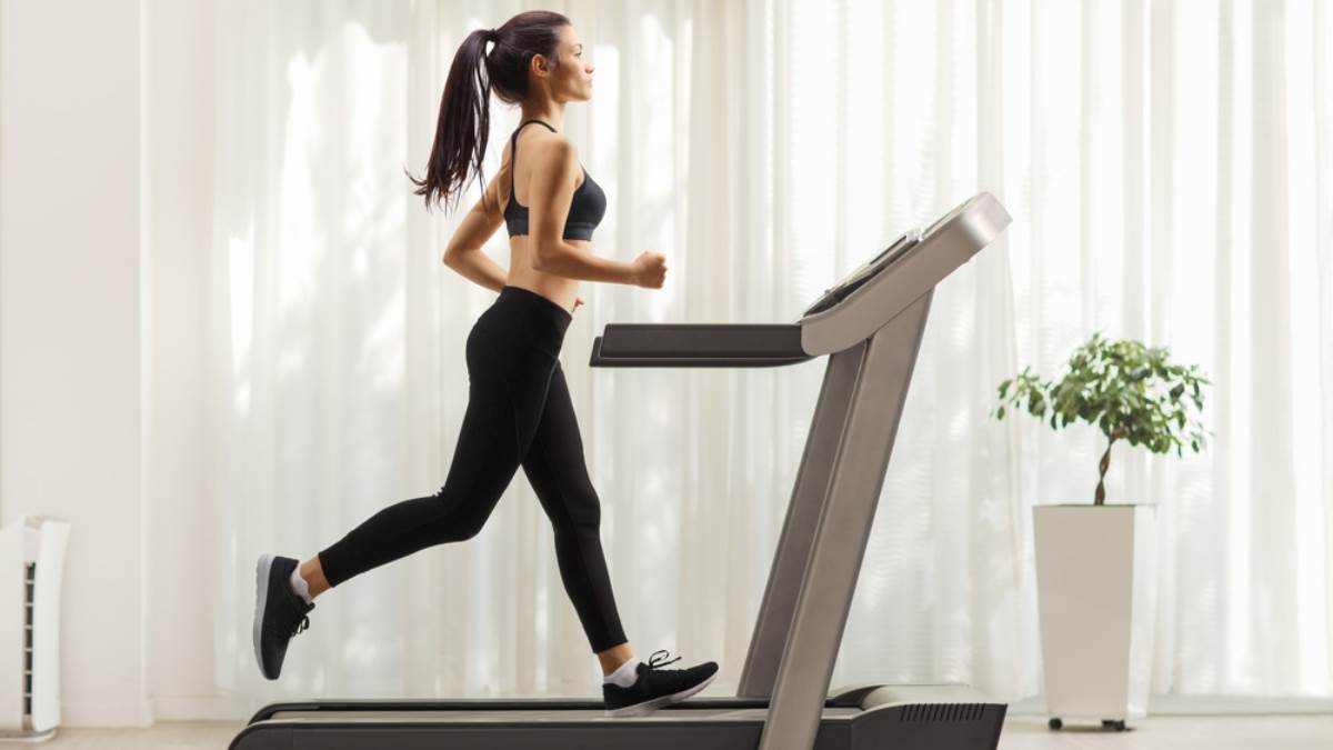 इन कम खर्चीली Lifelong Treadmills में है वजन पिघलाने का हुनर! पास्ता-चॉकलेट खाकर भी हासिल होगा फिटनेस गोल