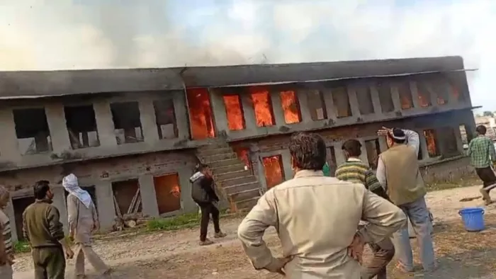 सांबा के पोल्ट्री फार्म में अचानक लगी आग, चार हजार चूजों की झुलसकर हुई मौत