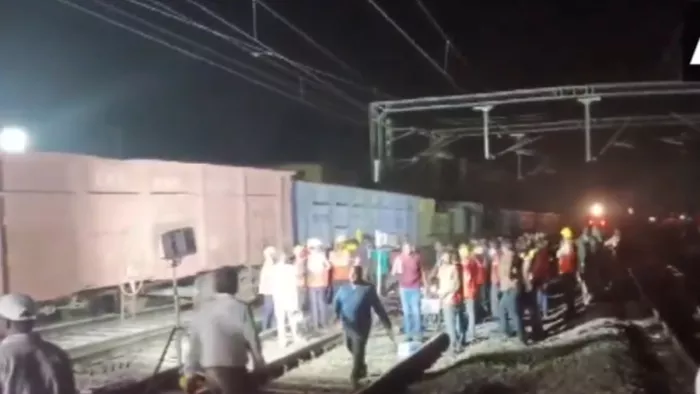 रायनपाडु में एक मालगाड़ी के चार डिब्बे पटरी से उतरे